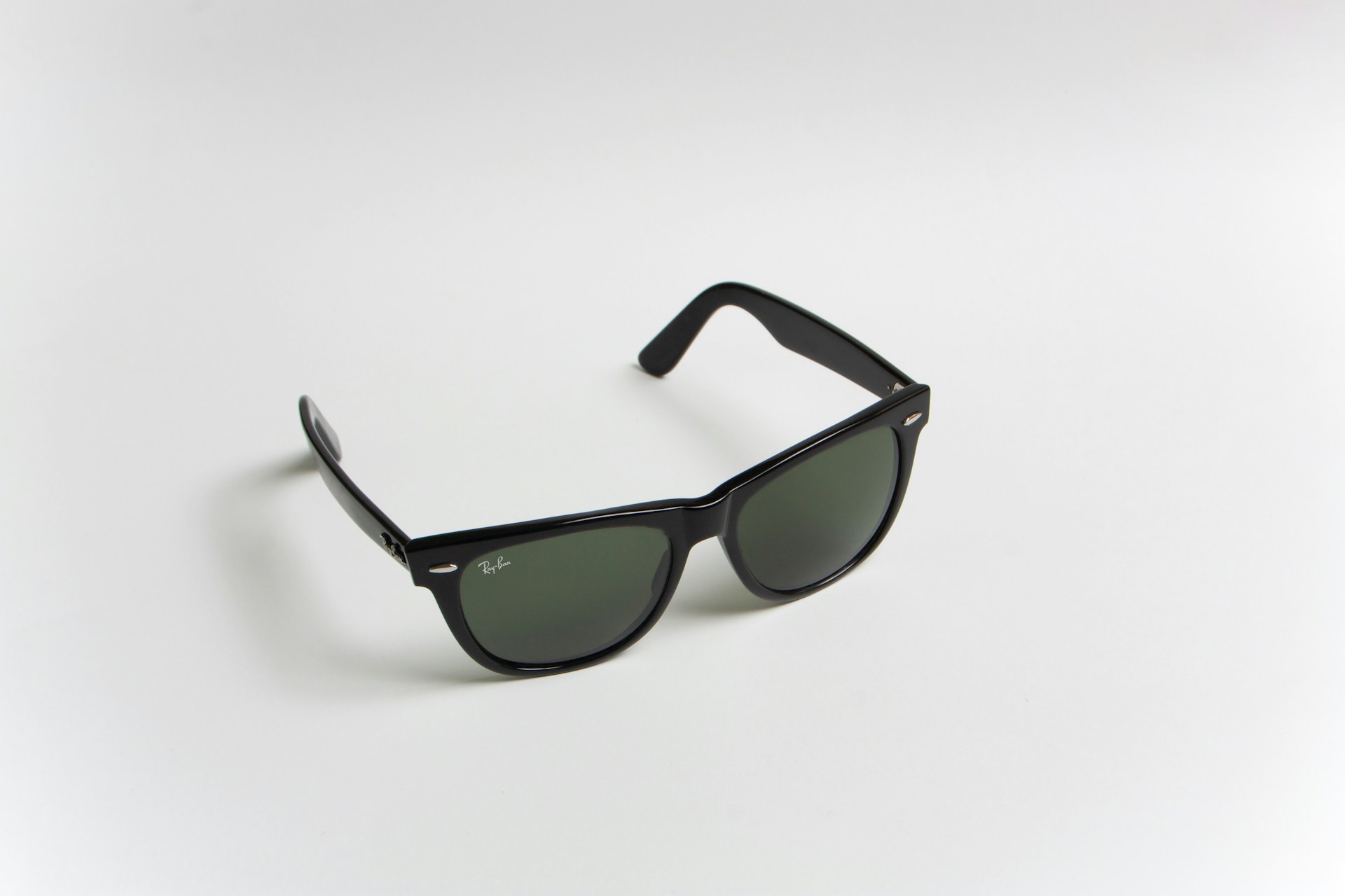 Pour trouver des lunettes, la solution la plus efficace c’est bien entendu d’aller sur la boutique en ligne designerseven.com !
