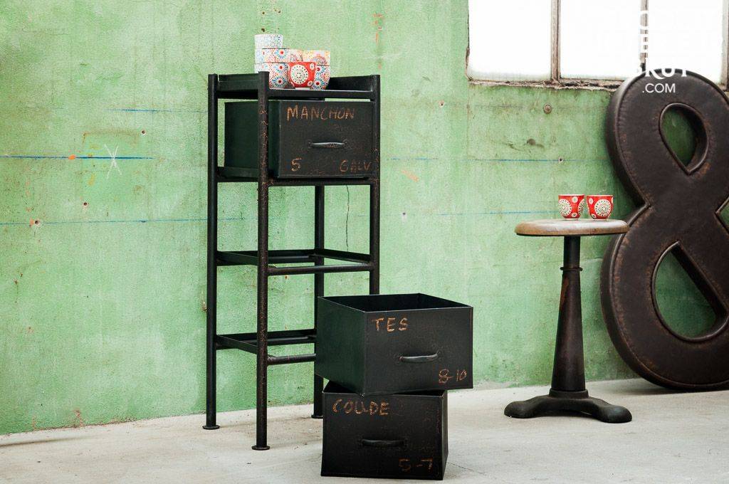 Meuble industriel : une petite commode en métal , trois tiroirs