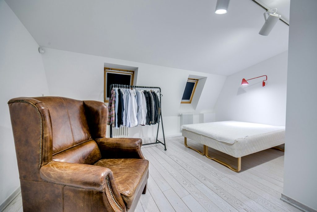 maisondunreve Un meuble Aviateur cuir et aluminium – Maison d’un rêve – rétro à souhait !